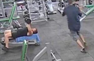 Imagini șocante surprinse într-o sală de forță. Un tânăr i-a dat altuia cu un disc de 20 kg în cap, spunând că a fost un accident /