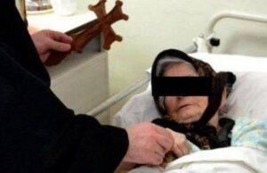 O batrana, in ultimele clipe ale vietii, i-a spus preotului: „La inmormantare, vreau sa mi se puna in mana o lingurita”. Parintele a amutit cand a aflat motivul –