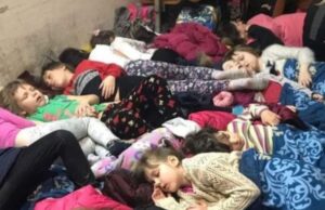 Imaginea care îți frânge sufletul. Copilași care dorm ghemuiți unii lângă ceilalți, în timp ce afară răsună sirenele de război