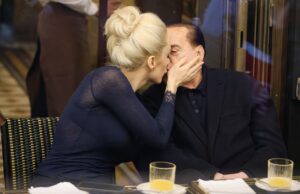 Cine este noua ”soție” a fostului premier italian Berlusconi, pentru care tocmai a cheltuit 400.000 de euro. El are 85 de ani, ea …doar 32 –