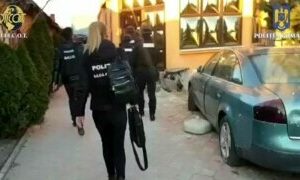 Grupare de proxeneți care acționa în Franța, destructurată. Au obținut peste 1,5 milioane USD din exploatarea româncelor