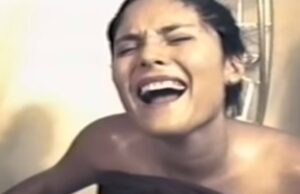 A vrut să facă o glumă și a intrat la duș peste soția lui cu o cameră de filmat, dar a ieșit de acolo transpirat de frică. Ce a descoperit bărbatul –»