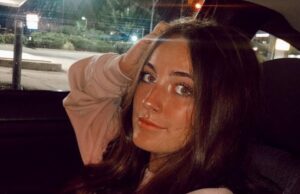 O adolescentă de 17 ani, trimisă de urgență acasă de profesoară ca să se schimbe! Cum se îmbrăcase tânăra la liceu