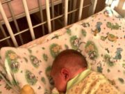 Și-a luat bebelușul de doar 3 zile și l-a pus într-o cutie de ouă (da, atât de mic era!). Apoi l-a dus pe un câmp și l-a lăsat. Spre seară, mai mulți elevi care treceau pe acolo au văzut cutia de ouă. Ce au făcut aceștia este de toată lauda –»