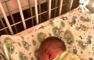 Și-a luat bebelușul de doar 3 zile și l-a pus într-o cutie de ouă (da, atât de mic era!). Apoi l-a dus pe un câmp și l-a lăsat. Spre seară, mai mulți elevi care treceau pe acolo au văzut cutia de ouă. Ce au făcut aceștia este de toată lauda –»