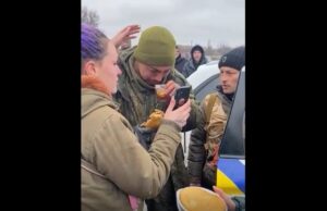 Un tânăr soldat rus care s-ar fi predat izbucnește în plâns după ce a fost hrănit de civilii ucraineni și a fost lăsat să vorbească la telefon cu familia