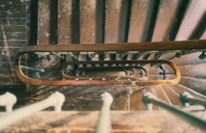 Bărbat din Râmnicu Vâlcea, mort după ce a căzut pe scara interioară a blocului, de la etajul 6. Cum s-a petrecut tragedia