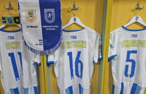 Inițiativă superbă a Universității Craiova, în semn de solidaritate pentru Ucraina! Ce au scris pe tricouri –>