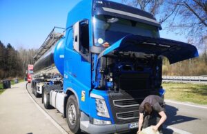 Șofer român de TIR, impresionat până la lacrimi de gestul unui ucrainean! Ce a făcut ucraineanul când a văzut că românul are probleme într-o parcare din Germania