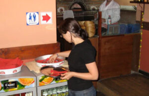 Ce s-a întâmplat cu o picoliță din Bacău, după ce a aflat că bărbatul de care s-a îndrăgostit era însurat: „nu s-ar uita niciodată la o femeie ca mine”