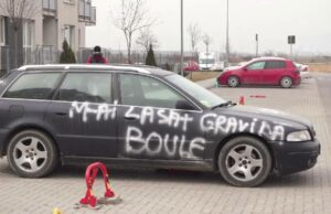 „M-ai lăsat gravidă”. Ce glumă i-au făcut câțiva tineri unui prieten, de ziua lui de naștere