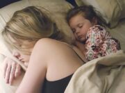 Mama fusese fotografiată de soț cu telefonul ei în timp ce dormea. Care este adevărul din spatele acestei imagini