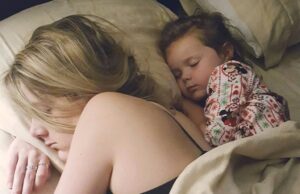 Mama fusese fotografiată de soț cu telefonul ei în timp ce dormea. Care este adevărul din spatele acestei imagini