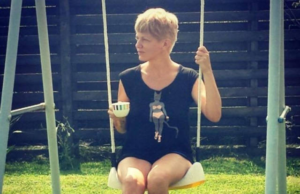 Dana Nălbaru s-a mutat la țară! De când s-a lăsat de muzică, crește găini și cultivă zarzavaturi –»