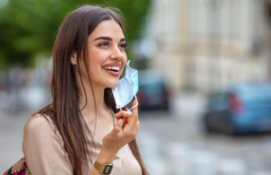 România, de o lună fără restricţii: Cum s-au schimbat cifrele pandemice fără mască şi fără distanţare