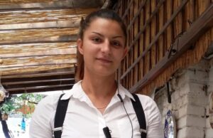 Un cuplu venise în restaurantul de lux , dar femeia a început să urle la chelneriță, voia să facă să fie concediată, dar când a aflat cine era fata, a plecat urlând de rușine! Ce făcea fata acolo ––