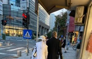 Exemplu pe care l-au dat doi bătrânei pe Calea Victoriei! ”Unde vrei să mergem, iubita mea?”