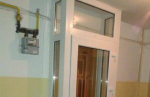 Barbatul din Braila care si-a pus usa de termopan in fata… usii si-a explicat gestul