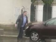 Marian Căpăţână a vandalizat gardul de la Palatul Cotroceni: „Iohannis, trădător”