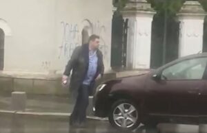 Marian Căpăţână a vandalizat gardul de la Palatul Cotroceni: „Iohannis, trădător”