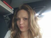 Elena e cea mai tare din parcare. Conduce un TIR de 40 de tone încărcat cu substanțe periculoase