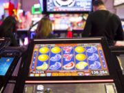 Un taximetrist din Vaslui şi-a instalat păcănele la bordul maşinii. Client: „Aşa poţi muri“