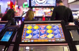 Un taximetrist din Vaslui şi-a instalat păcănele la bordul maşinii. Client: „Aşa poţi muri“