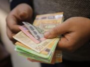 O tânără de 25 de ani a furat 16.000 de lei de la un bărbat, asta după ce l-a cucerit. Ce a făcut victima a doua zi