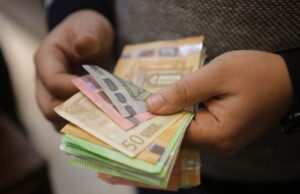 O tânără de 25 de ani a furat 16.000 de lei de la un bărbat, asta după ce l-a cucerit. Ce a făcut victima a doua zi