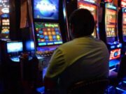 Un bărbat a câștigat 16.000 de lei la jocuri de noroc, dar a fost jefuit după ce a acceptat propunerea unei tinere, în Iași