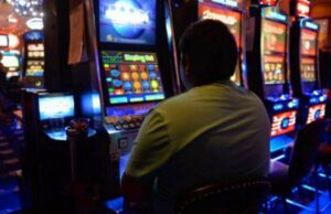 Un bărbat a câștigat 16.000 de lei la jocuri de noroc, dar a fost jefuit după ce a acceptat propunerea unei tinere, în Iași