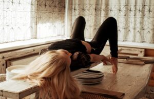 BANCUL ZILEI – Partidă matinală pe masa din bucătărie