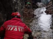 Un băiat de 18 ani se zbate între viață și moarte, după ce a căzut în apă pe Valea Caraimanului. Are fracturi grave și este hipotermic /