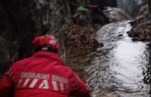 Un băiat de 18 ani se zbate între viață și moarte, după ce a căzut în apă pe Valea Caraimanului. Are fracturi grave și este hipotermic /