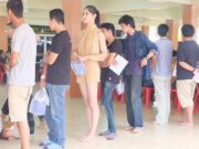 O vezi pe tânăra din imagine? La prima vedere, pare a fi o femeie obişnuită, dar când vei afla adevărul te vei cruci. Detaliul pe care nimeni nu-l observă în această fotografie –»