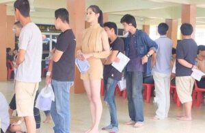 O vezi pe tânăra din imagine? La prima vedere, pare a fi o femeie obişnuită, dar când vei afla adevărul te vei cruci. Detaliul pe care nimeni nu-l observă în această fotografie –»