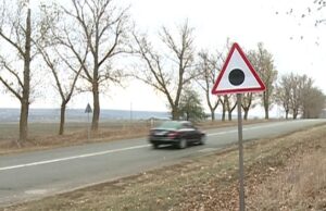 Ce reprezintă semnul de circulație cu bulina neagră? Mulți șoferi nu cunosc răspunsul vezi aici –>>