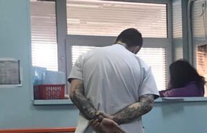 Un medic tânăr și cu tatuaje s-a oprit în dreptul unui bătrân adus cu targa la Urgențe. S-a apropiat de el, iar ce-a urmat este cu adevărat emoționant