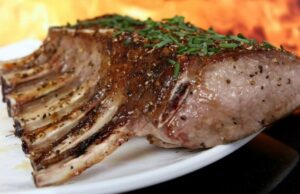 Carnea de miel, un lux de Paşte: Românii îl cumpără în rate