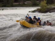 Trei bărci cu 22 de oameni, răsturnate în Jiu. Un tânăr a murit și o altă persoană se află în stare gravă