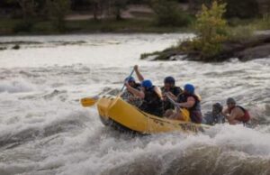 Trei bărci cu 22 de oameni, răsturnate în Jiu. Un tânăr a murit și o altă persoană se află în stare gravă
