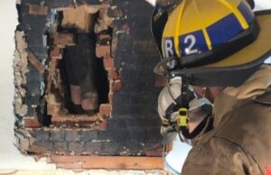 Un hoț a rămas blocat în coșul casei pe care voia să o jefuiască