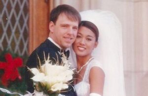 Acest bărbat este chirurg plastician și își operează de peste 15 ani soția ca să o facă perfectă. Așa arăta femeia la nuntă –»