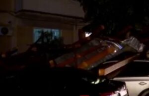 Furtuna a făcut prăpad în aproape toată ţara. La Craiova, acoperişul unui bloc a distrus mai multe maşini. În Galaţi, oamenii au fugit din calea viiturilor