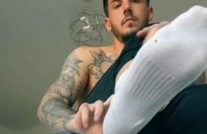 Un bărbat în vârstă de 25 de ani câștigă 1.600 de lire sterline pe lună vânzându-și șosetele uzate online: „Mulți băieți au fost interesați”