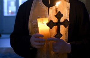 Un preot din Argeș este acuzat de vecini că se ușurează pe gardul lor și le aruncă petarde în curte. De la ce a pornit scandalul