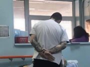 Un medic tânăr și cu tatuaje s-a oprit în dreptul unui bătrân adus cu targa la Urgențe. S-a apropiat de el, iar ce-a urmat este cu adevărat emoționant – >>