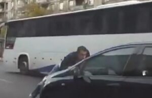 Pedeapsă dură pentru șoferița care a condus 2 km cu un bărbat pe capotă, în centrul Capitalei