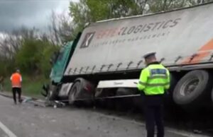 Un bărbat de 73 de ani din Dâmboviţa s-a izbit violent cu maşina de un TIR. A supravieţuit impactului, dar a murit în drum spre spital