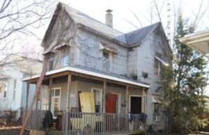 Timp de 20 de ani a avut niște vecini foarte ciudați, care stăteau doar în casă. După ce aceștia s-au mutat, a decis să intre înăuntru, ca să vadă cum trăiau. Ce a descoperit acolo, l-a lăsat fără cuvinte! Cum arată casa în interior… –